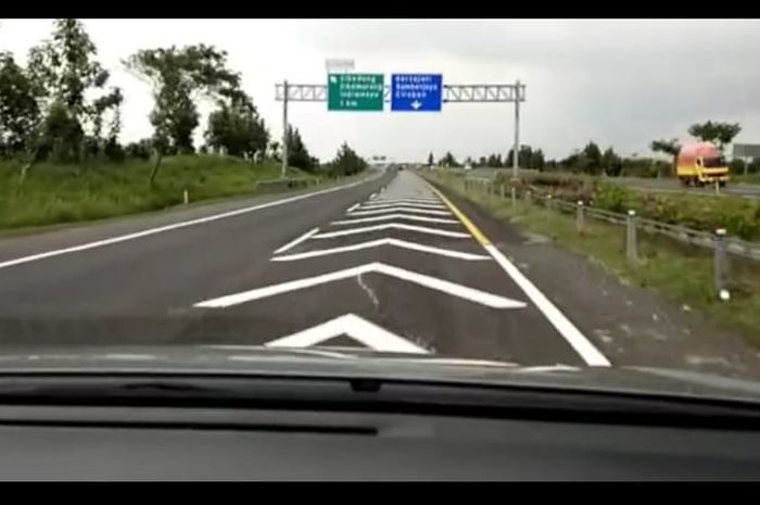 Marka Speed Reducer, garis putih berbentuk panah di jalan tol