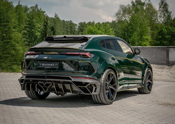 Pemasangan body kit serat karbon bikin aura Lamborghini Urus makin agresif