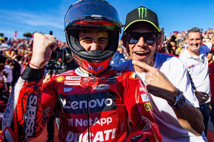 Valentino Rossi ikut merayakan gelar juara dunia MotoGP 2022 Pecco Bagnaia di MotoGP Valencia