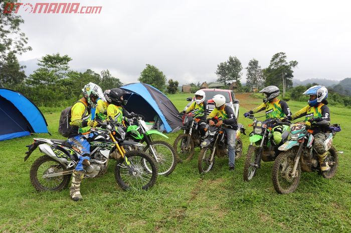 Ilustasi . Tim redaksi JIP bersama 3 rider dari komunitas Kawasaki KLX Jagakarsa Off-road bersiap berangkat