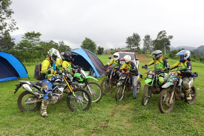 Tim redaksi JIP bersama 3 rider dari komunitas Kawasaki KLX Jagakarsa Off-road bersiap berangkat