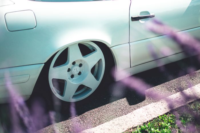 Mercedes-Benz SL500 ditopang pelek Fifteen52 Tarmac ukuran 18 inci