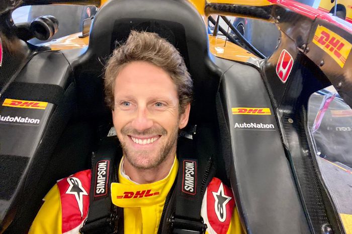 Romain Grosjean sedang menyesuaikan kokpit mobil barunya bersama tim Andretti Autosport untuk balap IndyCar tahun 2022