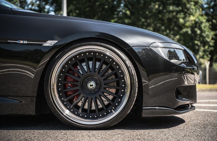 Modifikasi BMW E63 M6 dipasok pelek Schmidt warna hitam ukuran 21 inci