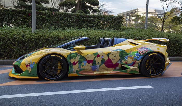 Tampilan samping Lamborghini Aventador Roadster berkelir Winnie The Pooh