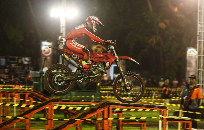 Crosser Ivan Harry Nugroho memacu kendaraanya dalam Trial Game Dirt 2023 Kelas Free For All Open