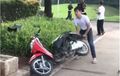 Parah! Honda Scoopy Dihancurin Pria, Wanita Teriak: 'Udah Yang, Itu Motor Kesayangan Aku'