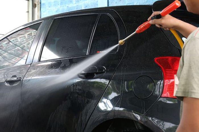 Ilustrasi mencuci mobil
