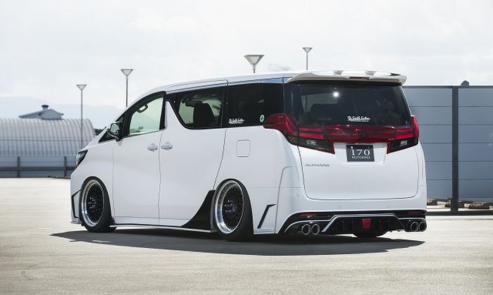 Tampilan belakang modifikasi Toyotal Alphard besutan Sixth Sense