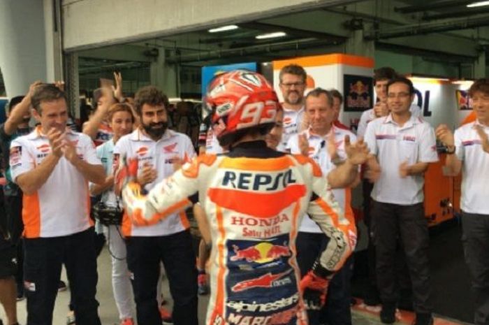 Marc Marquez disambut tepuk tangan kru Repsol Honda