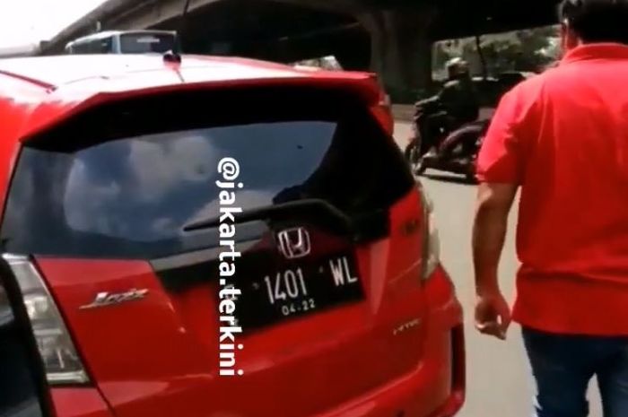 Pengemudi Honda Jazz marah-marah tabok kurir pengemui Daihatsu Gran Max