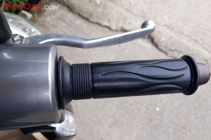 Jangan asal gunakan cairan untuk melepas dan pasang handgrip motor