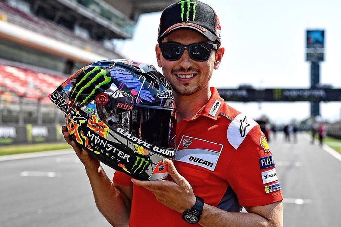 Jorge Lorenzo pamerkan helm barunya untuk MotoGP Catalunya