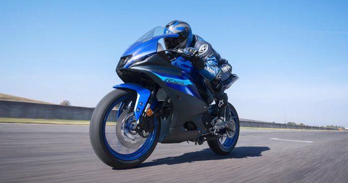 Posisi cakram ada di sebelah kiri dan kalipernya radial