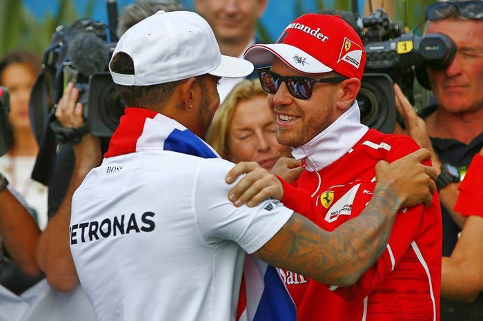 Sebastian Vettel memberi ucapan selamat kepada juara dunia F1 2017 Lewis Hamilton usai balapan di Me