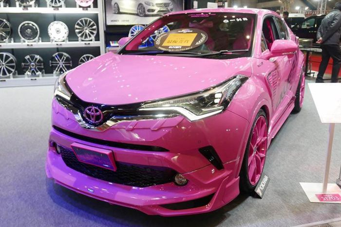 Modifikasi Toyota CH-R hybird feminim berkelir pink