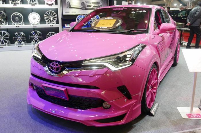 Modifikasi Toyota CH-R hybird feminim berkelir pink