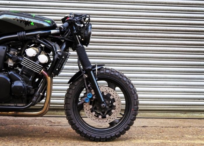 Yamaha Fazer 600 custom caf&eacute;-scrambler dari LV Custom