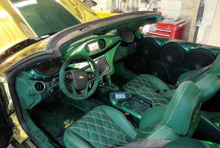Tampilan kabin Chevrolet Camaro dilapis warna hijau