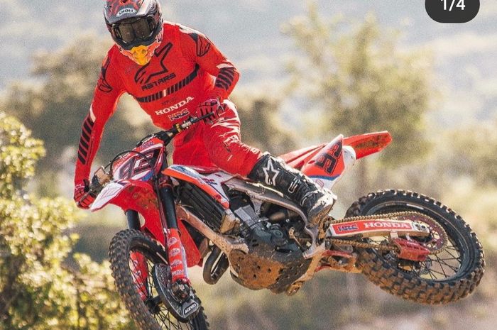 Setelah pemerintah Spanyol melonggarkan aturan lockdown, Marc Marquez bersama sang adik kembali latihan motocross 