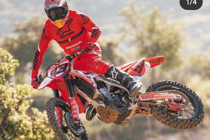 Setelah pemerintah Spanyol melonggarkan aturan lockdown, Marc Marquez bersama sang adik kembali latihan motocross 