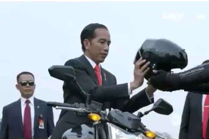 Presiden Jokowi saat memakai helm modular sebelum 'naik motor' menuju venue Asian Games