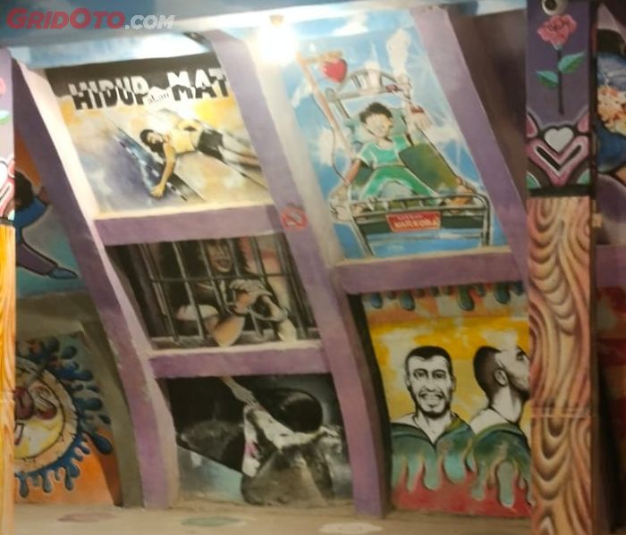 Lukisan-lukisan bertema kritik sosial ada di lantai 5 Bukit Rhema