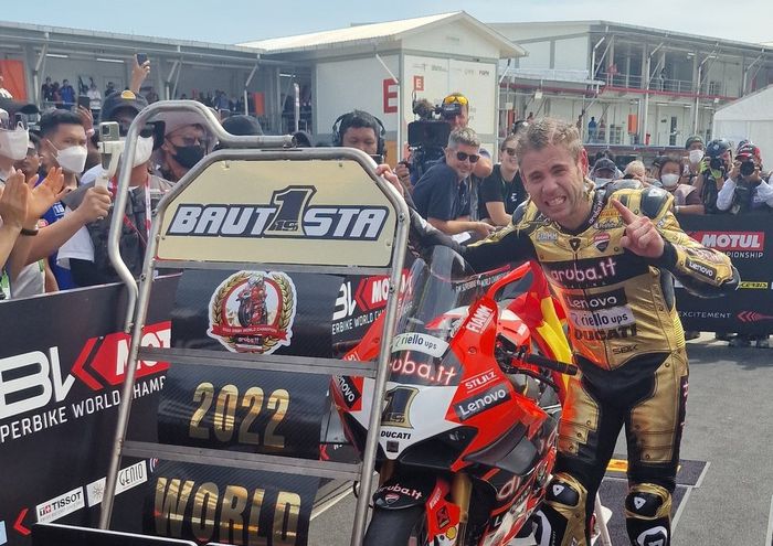 Saat mengunci gelar juara dunia Superbike 2022 di Sirkuit Mandalika, bulan November, rambut Alvaro Bautista masih panjang