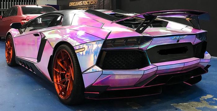 Lamborghini Aventador dibungkus hologram 