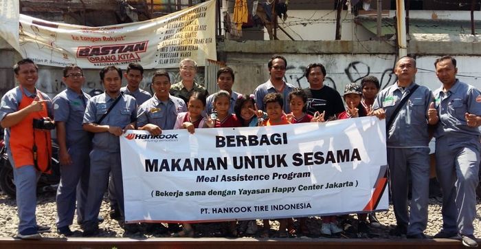 Hankook Tire Indonesia membagikan 700 porsi makanan kepada warga Jakarta Utara