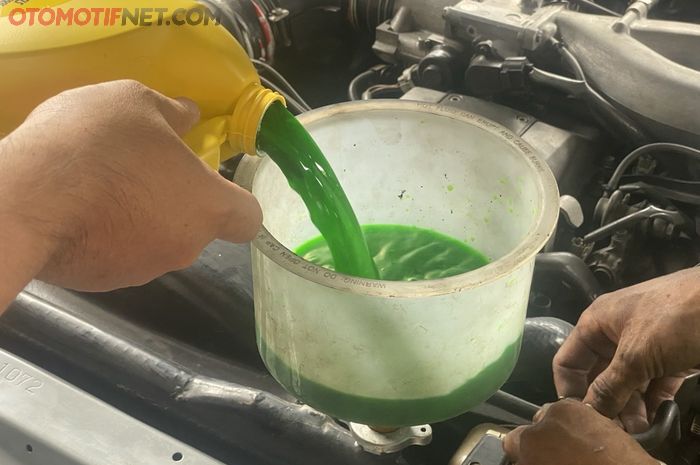 Ilustrasi tambah air radiator mobil bekas