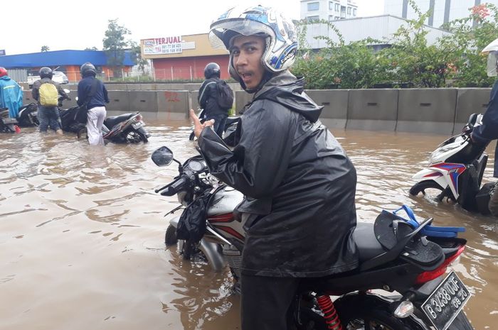Pengendara motor yang terjebak banjir di Jakarta Utara