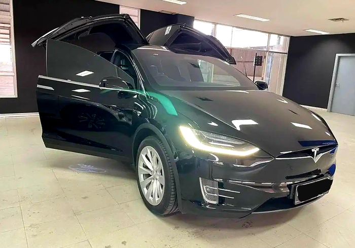 Ilustrasi Tesla Model X bekas yang dijual Prestige Motorcars
