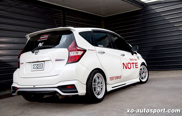 Tampilan belakang modifikasi Nissan Note e-power gaya street racing