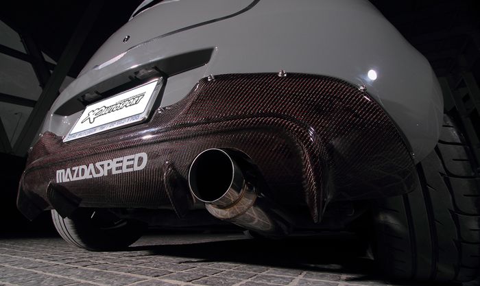Diffuser besar berbahan serat karbon di belakang modifikasi Mazda2 lawas