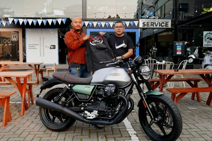 Erlangga Djojosaputro, Direktur Utama PT Beri Gaya Hidup (kiri) menyerahkan secara simbolis Moto Guzzi New V7 Stone Centenario kepada Harry Afrianto