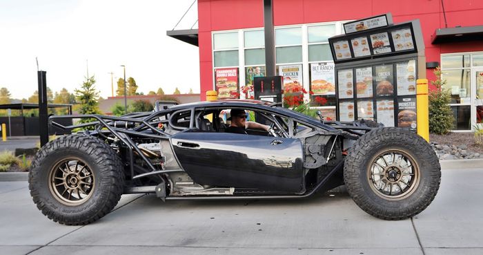 Lamborghini Huracan dibuat telanjang dan pasang roda ukuran besar