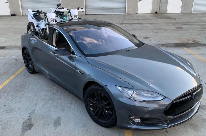 Modifikasi Tesla Model S yang diubah jadi pikap