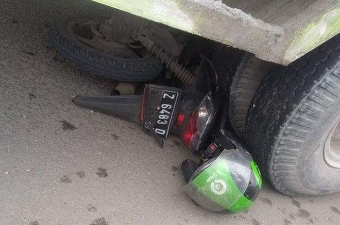 Motor driver ojol masuk ke kolong truk di Jalan RE Martadinata, Tanjung Priok, Jakarta Utara, Selasa (4/2/2020)  