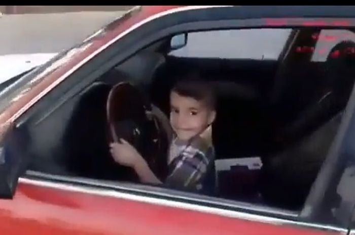 Anak kecil bikin 'donut' dengan sedan besarnya