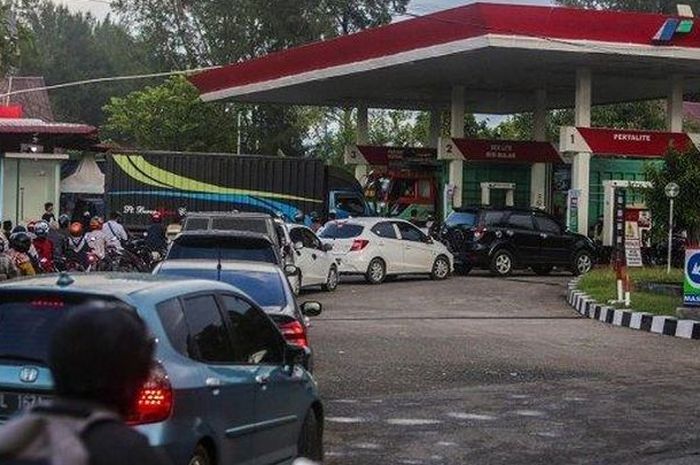 Ilustrasi mobil antre beli Pertalite di SPBU