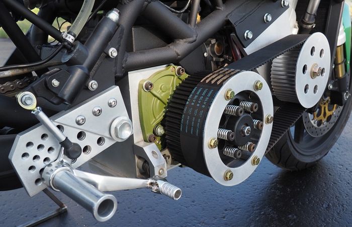 Penggerak belt di motor bermesin mobil salju buatan Jonz Cutoms