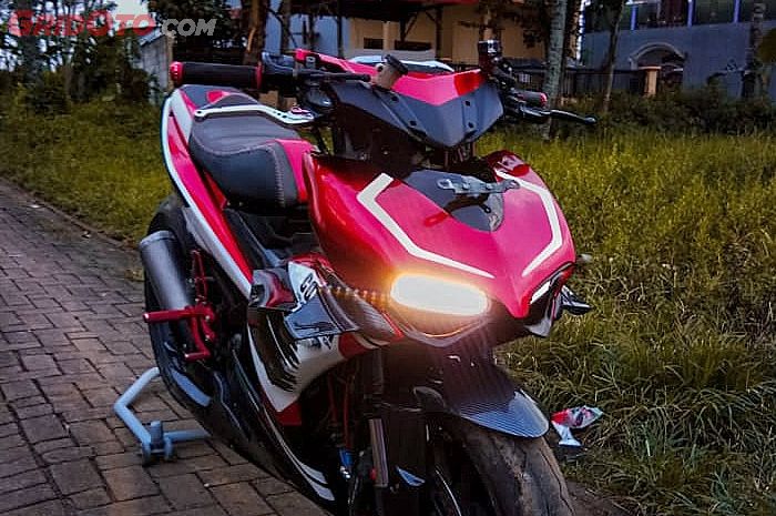 Pasang cover body depan 'Ducati Panigale' di Yamaha MX King.