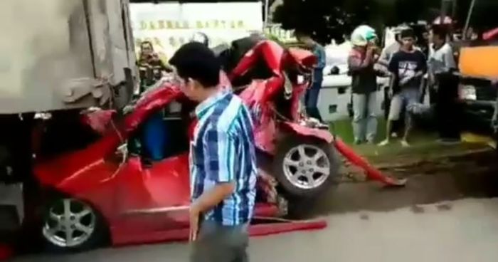 Daihatsu Ayla terhimpit di kolong pantat truk