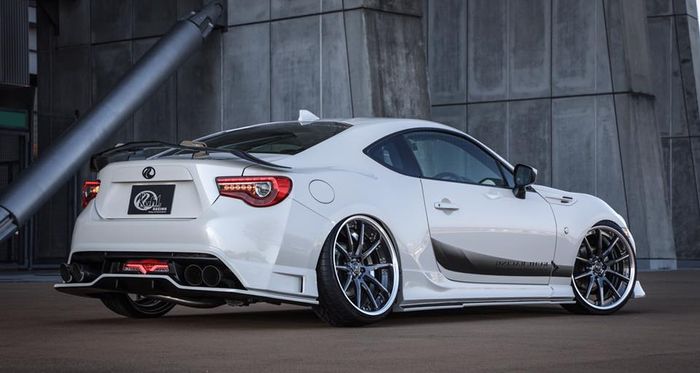 Toyota GT 86 pakai body kit dan chamber negatif