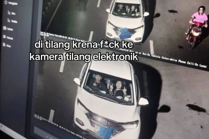 Viral seorang wanita penumpang mobil terkena jepret tilang elektronik (ETLE), lantaran menunjukan sikap tidak terpuji dengan mengacungkan jari tengah 