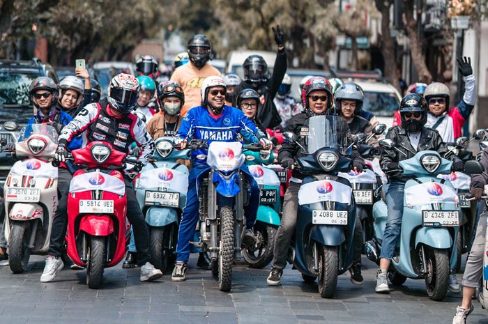 Puluhan bikers city touring di kota Bandung dalam event Yamaha Day 2023
