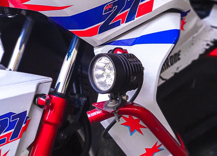 Ada crashbar dan lampu tambahan sebagai piranti touring.