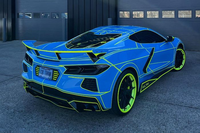 Modifikasi Chevrolet Corvette C8 dihias wrapping sticker stripe kuning neon