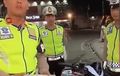 Viral Polisi Hentikan Pemotor Pakai Pelat Nopol Tempel, Warganet : Salahnya Dimana?